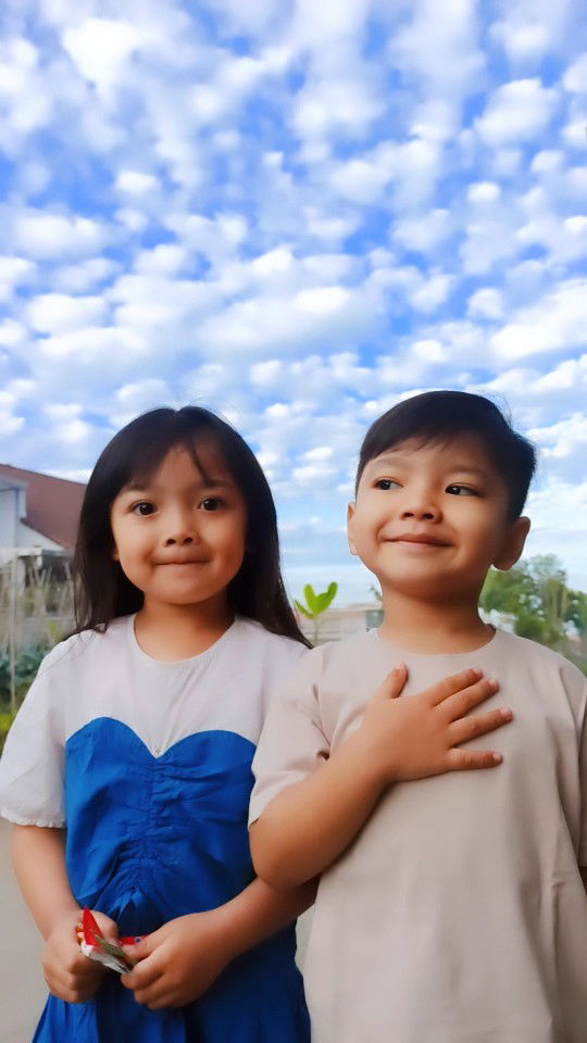 tita latifah profile icon