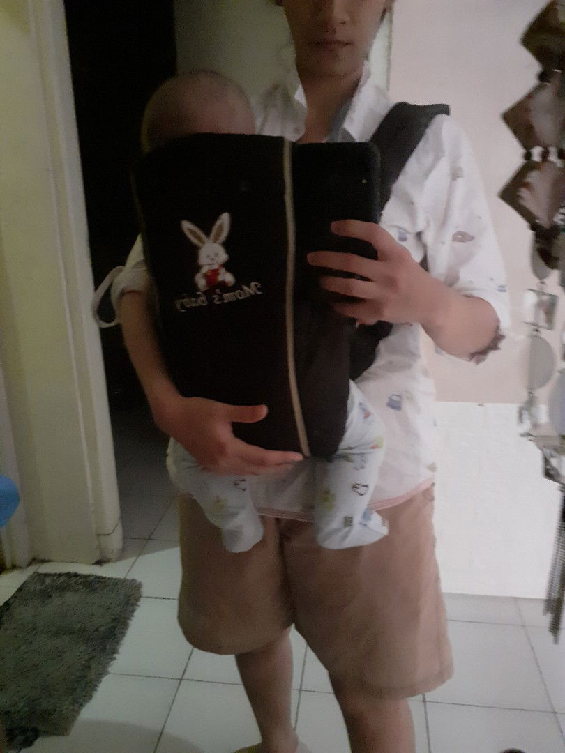 cara gendong bayi 4 bulan