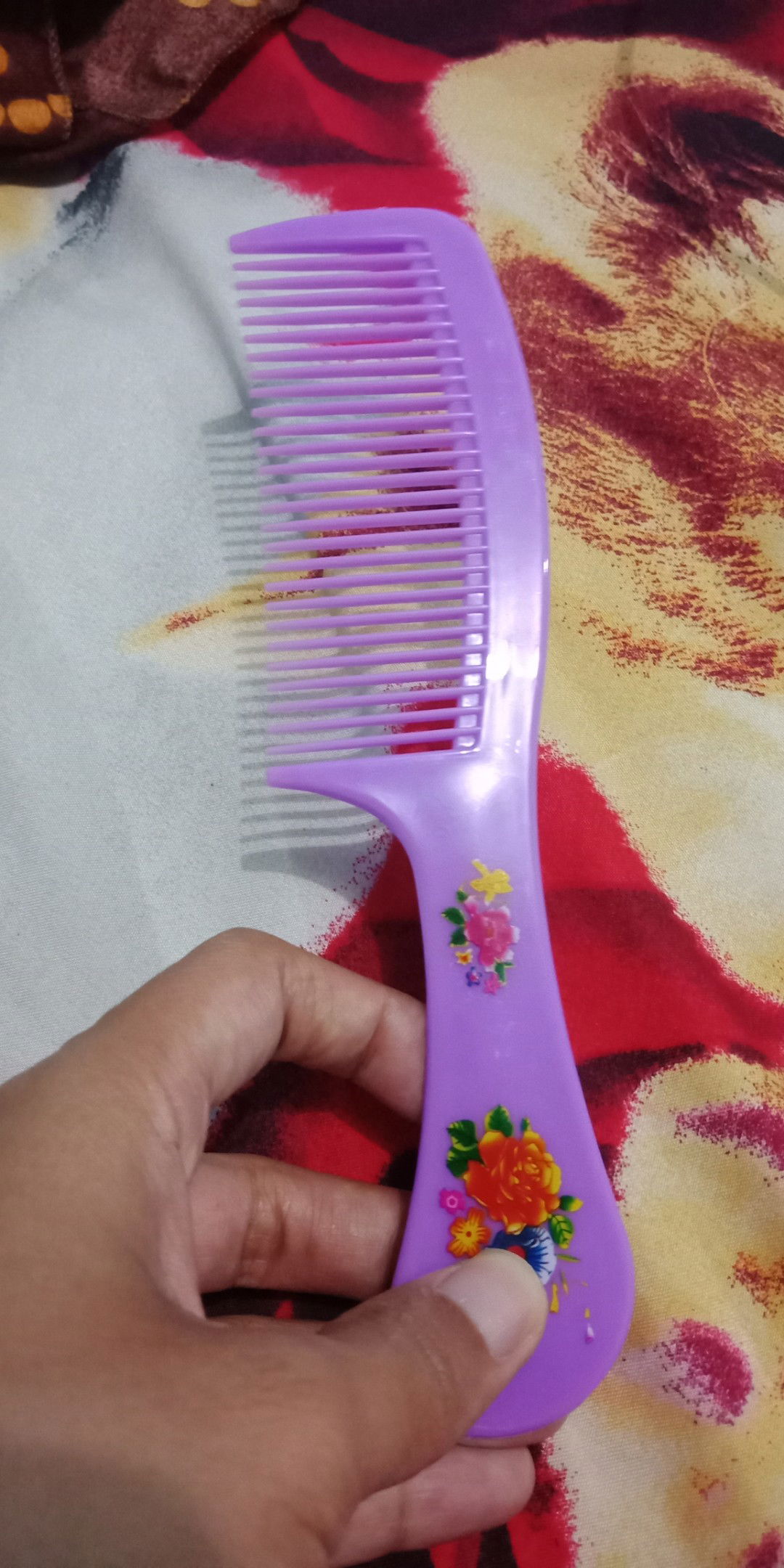 menggaruk pake sisir