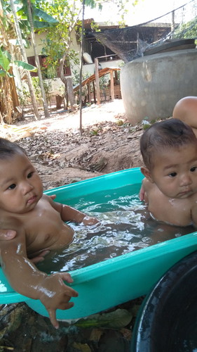 น้องแฝดเล่นน้ำ