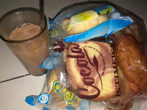bola bale makan nasi tdi,nih ngemil.