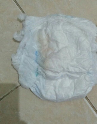 pipis bayi berwarna agak kemerahan dan sdikit berbau