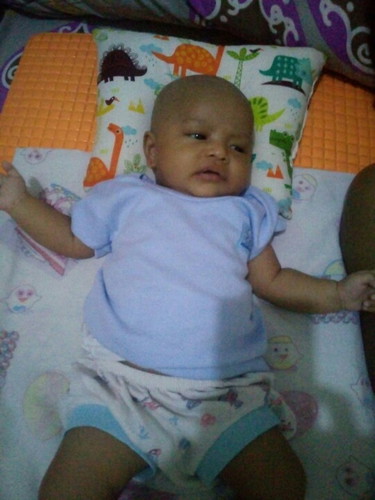 mencukur rambut bayi