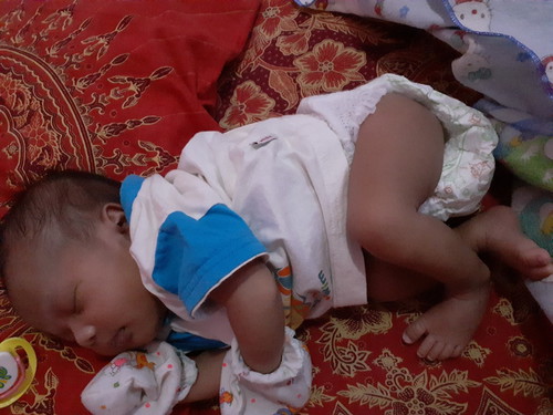 tidur miring sejak usia 3 mnggu