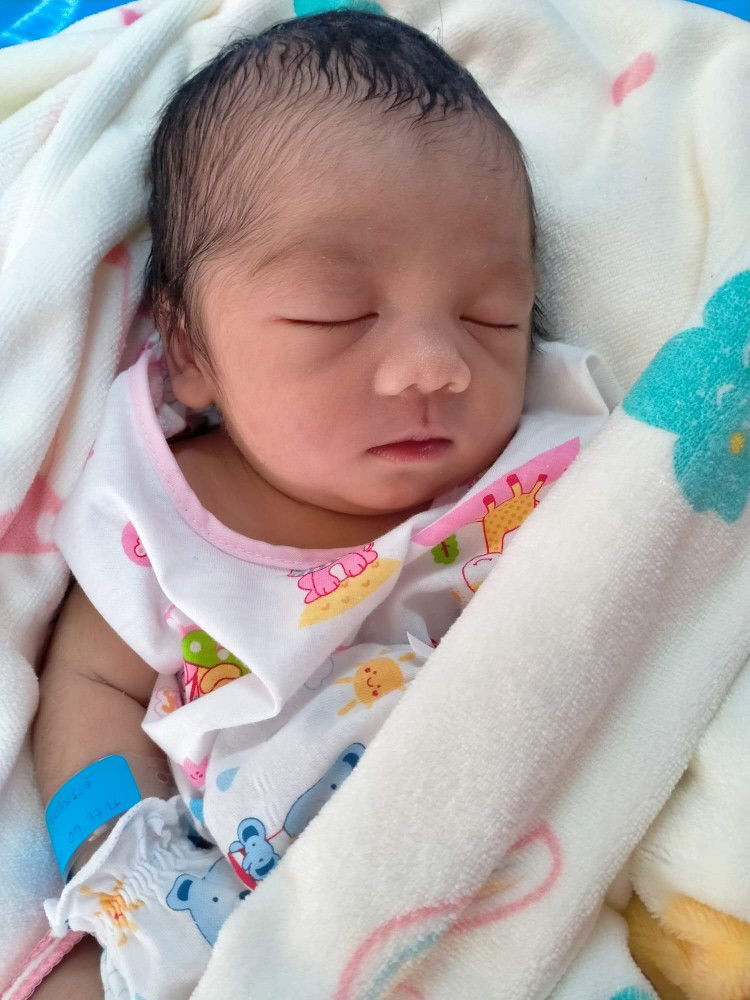 น้องตัวเหลือง น้ำหนักลด หมอให้เปลี่ยนกินนมผง แต่แม่อยากให้ทานนมแม่มากกว่า