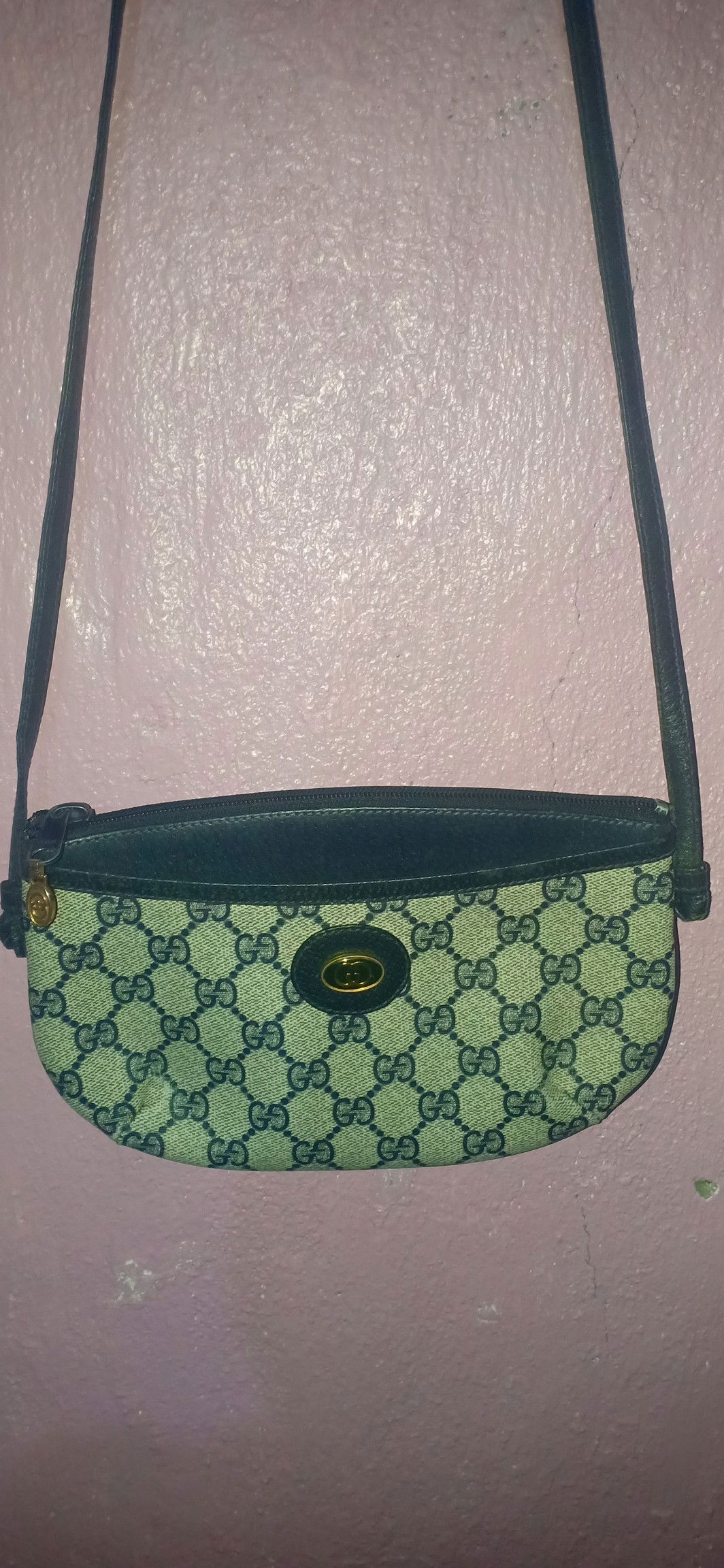 selling my Gucci crossbody bag
