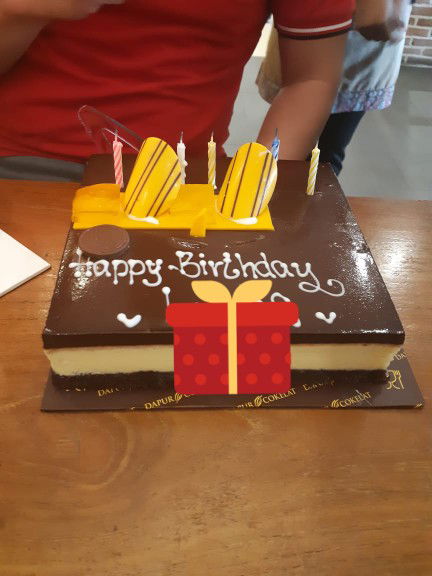 Makan Keju di Kue Ultah