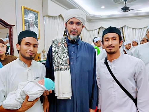 Baru Selesai Majlis Maulid Dan Tahnik Baby