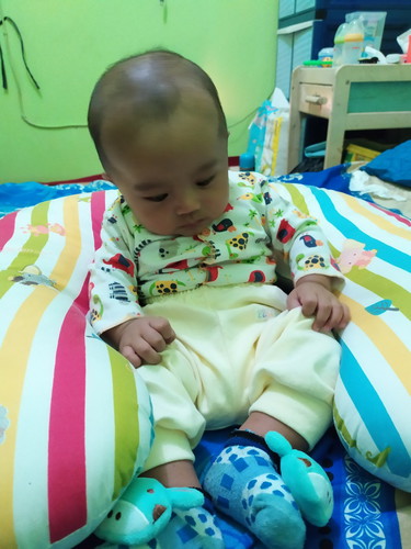 bayi 4 bln 12 hri maunya diri sm duduk