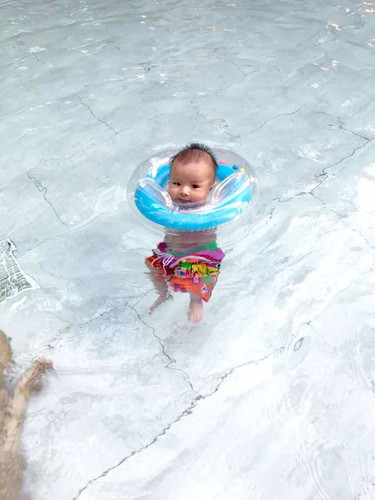 ลงสระน้ำครั้งแรกในชีวิตคับ