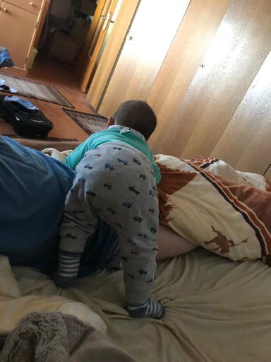 Bayi 5 Bulan  16 Hari Sudah Merangkak Dan Belajar Berdiri