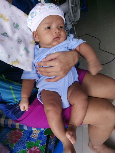 ลูกน้อยชอบนั่งเล่น