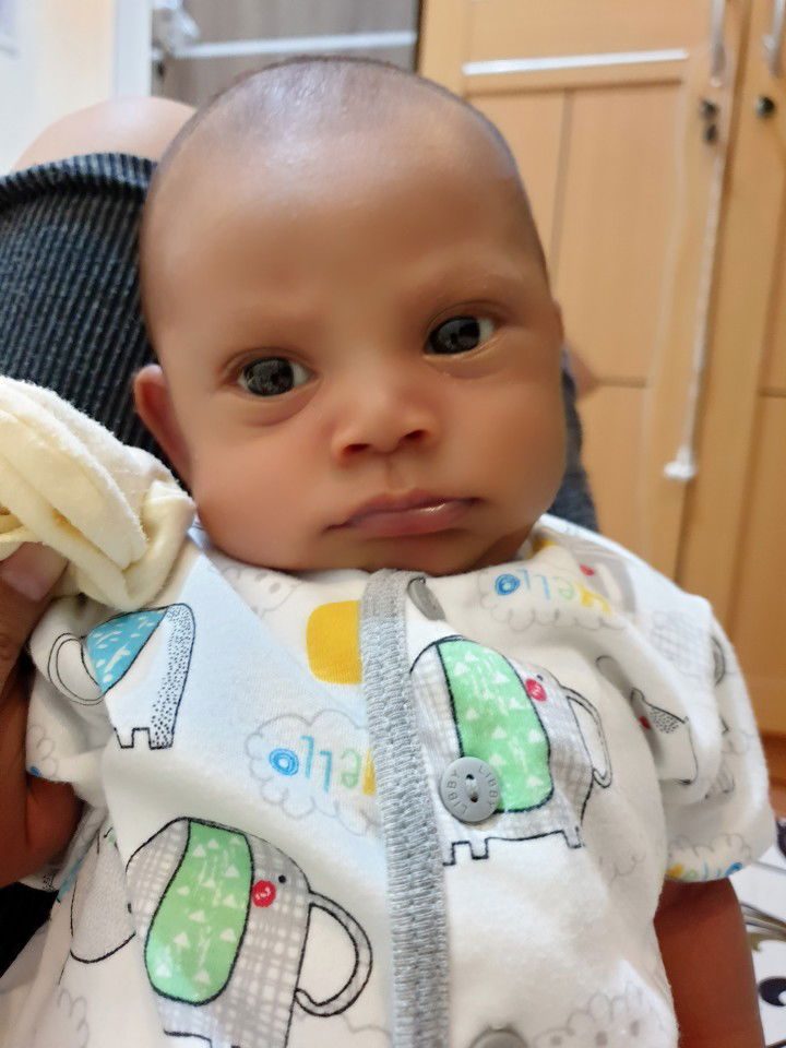 Bayi 2 bulan kentut sambil menangis