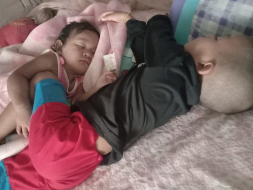 ลูกสองคนเทลาะกันคนโต4ขวบคนน้อง1ปี2เดือน