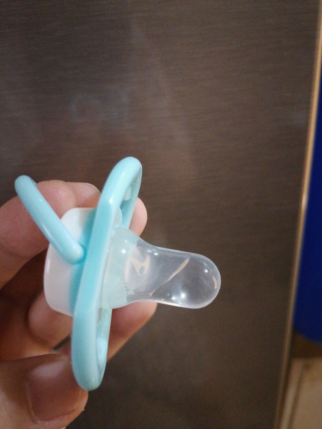 May Tubig Sa Loob Ng Pacifier?