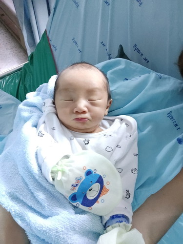 หนูชื่อ อาเต๋อ ครับ อายุ 6วันครับ