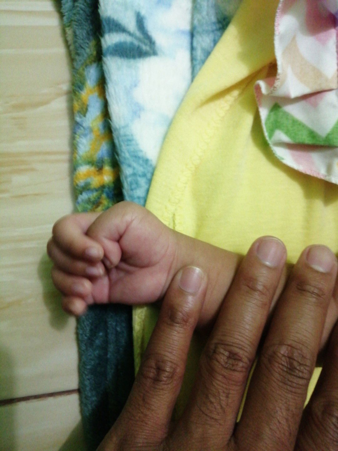 Bayi 2 Bulan Masih Menggenggam Jempol Dengan Kuat