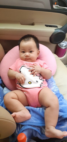 น้องนานา3เดือน15วันตอนนี้น้องยอมดูดขวดสลับเต้าแล้วครับ