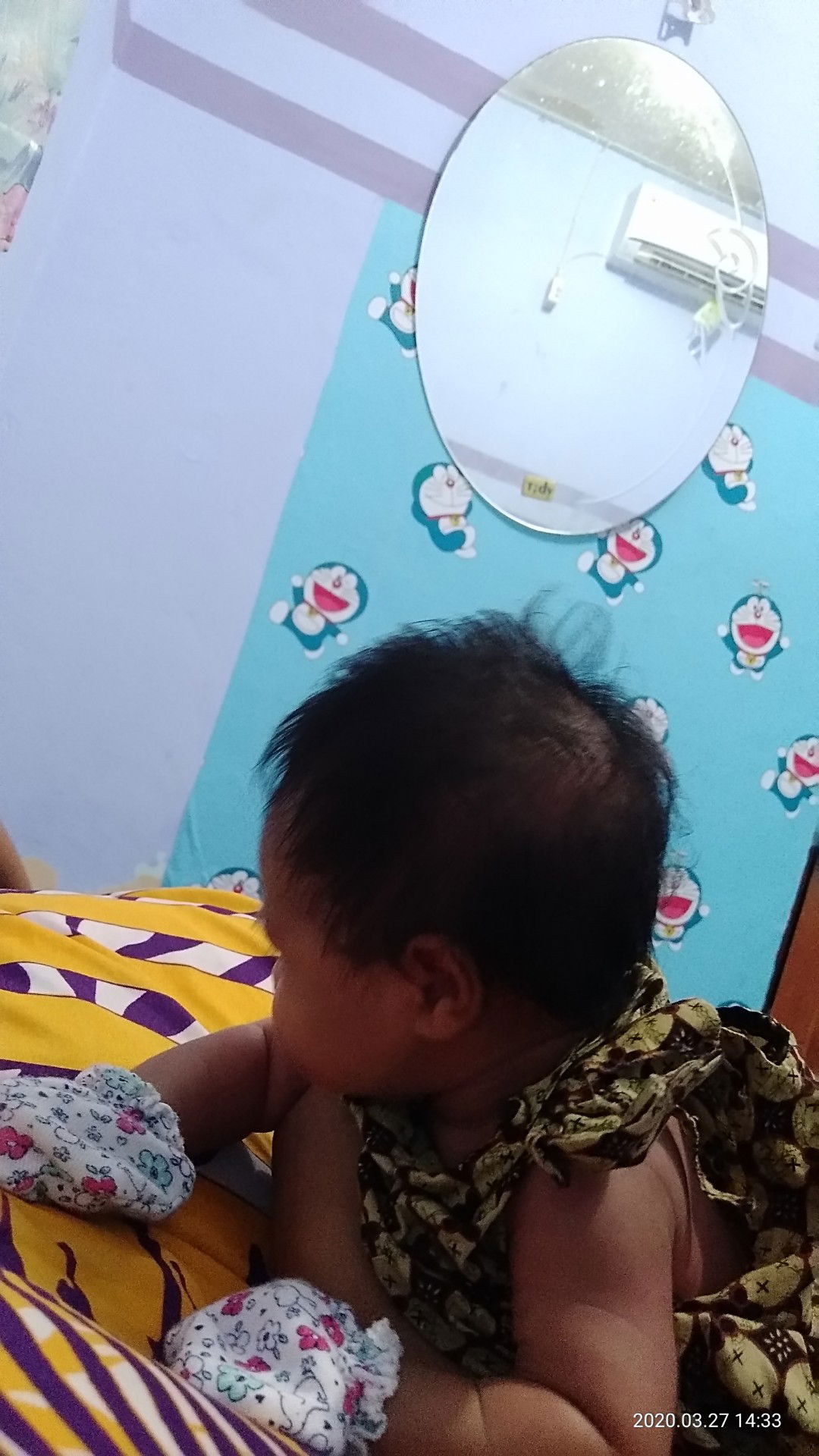 bayi angkat kepala usia berapa?
