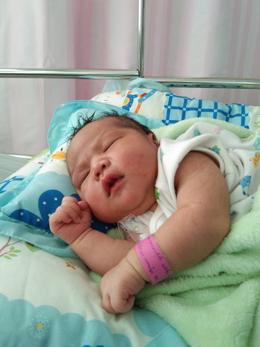 ด.ญ อัญชิสา แซ่ซั้ว น้องออมสิน คลอด30มีนา