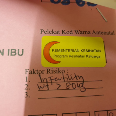 STICKER KUNING PADA BUKU PINK