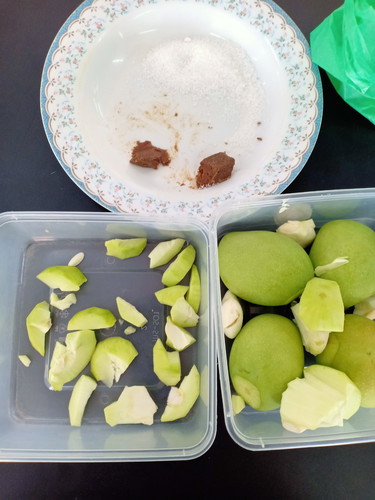mangga muda cicah garam dan belacan