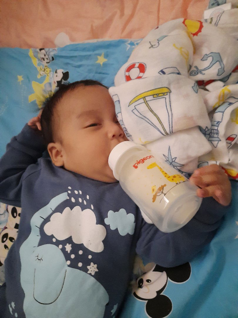 เด็กเริ่มจับขวดนมกันตอนประมาณกี่เดือนคะ