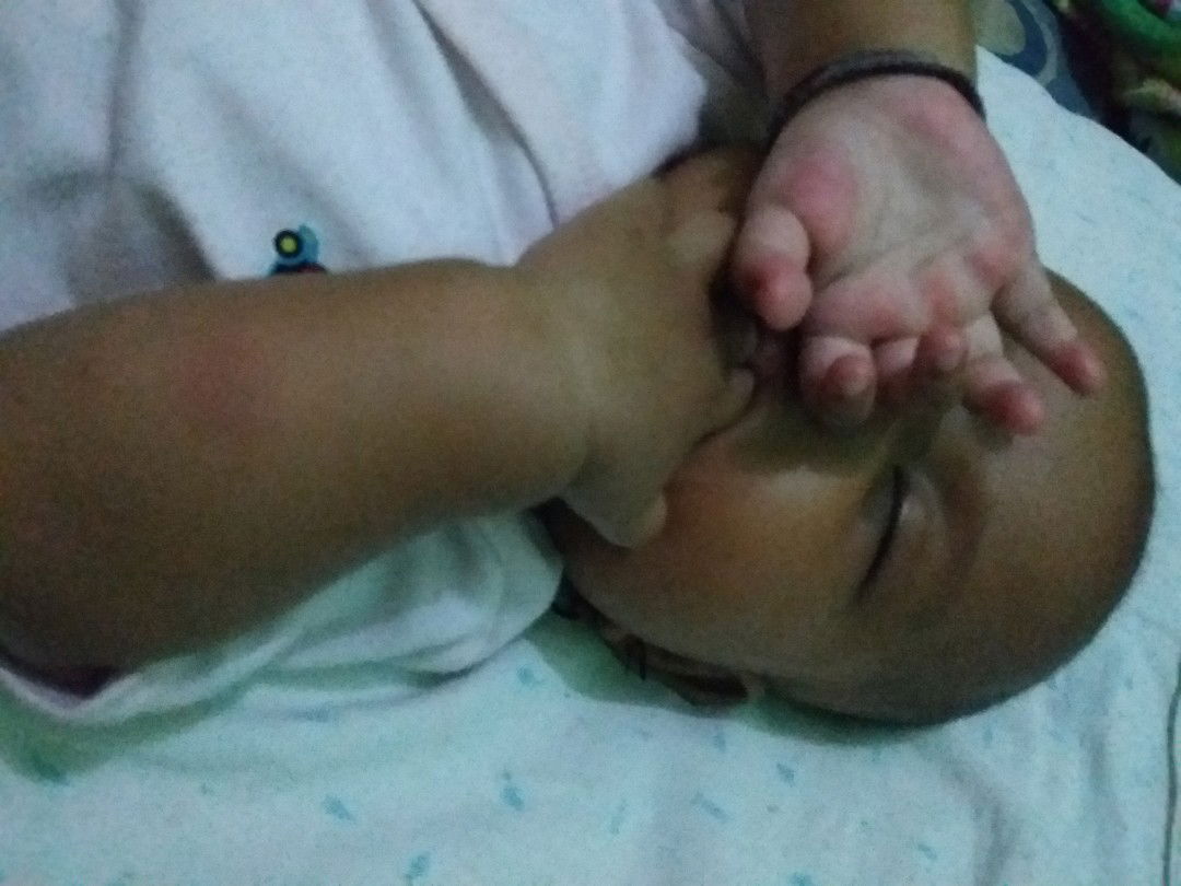 qlo mau tidur begitu ngenyot jari