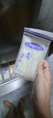 froze breastmilk color