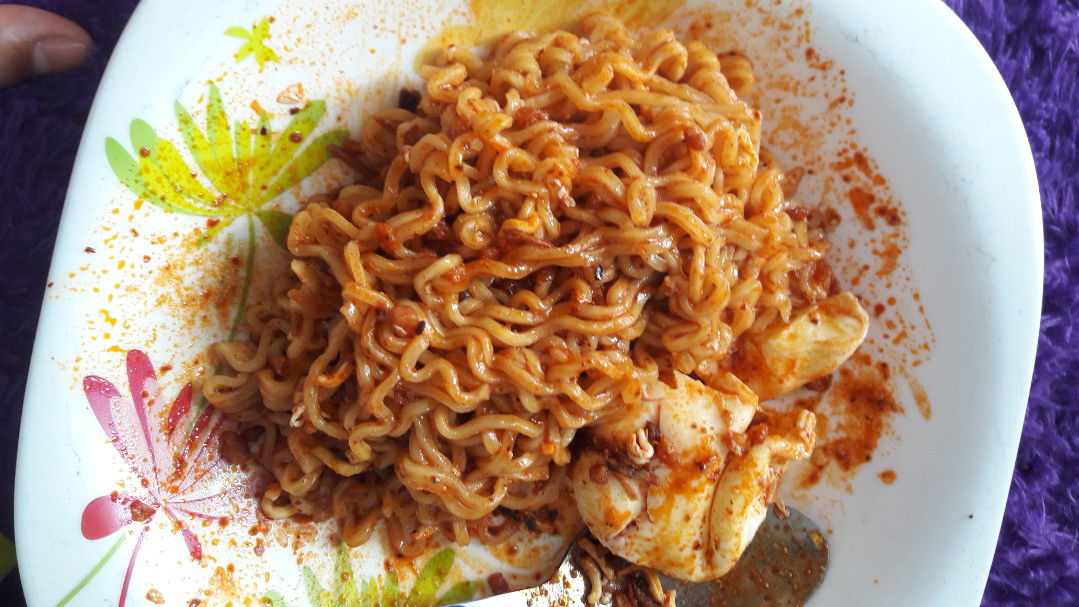 Makan mie instan teruuuss