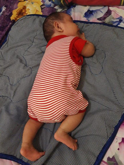 Bayi 1,5 bulan tengkurap