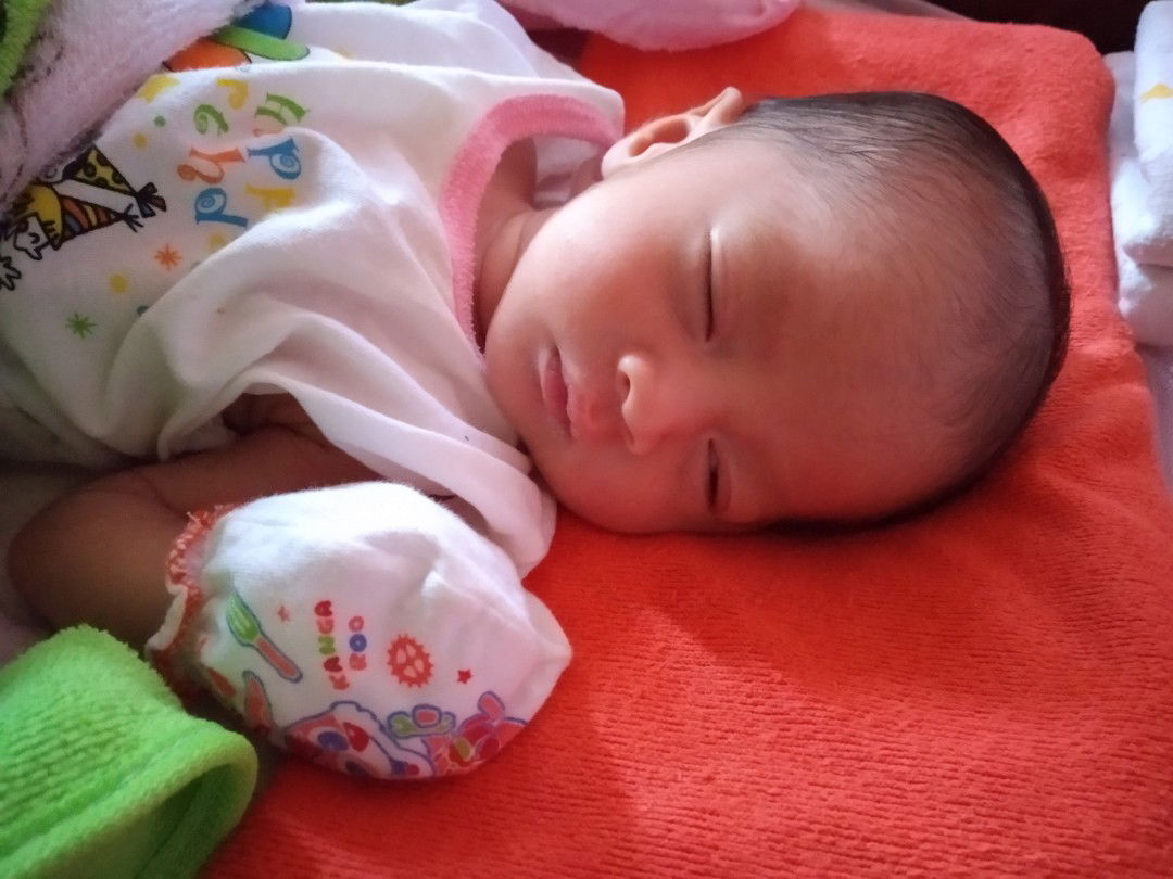 วันนี้เเม่เสียใจมากๆอยากร้องเพราะได้ทำโทรศัพท์หลุดจากมือแล้วตกใส้หน้าผากของน้องแม่ขอโทษนะคับลูกแม่ผิดแม่เสียใจ