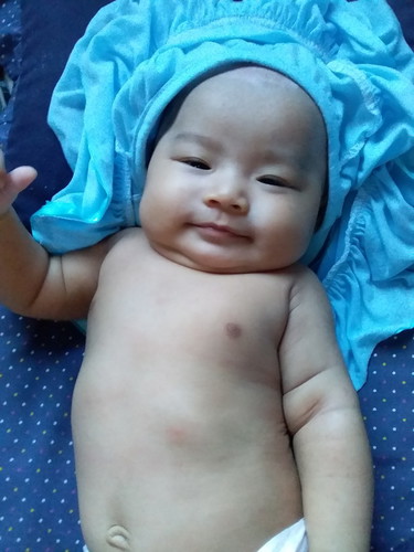 baby suka main air