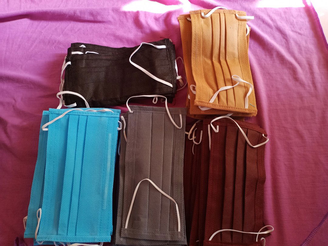 Masker sekali pakai dan masker hijab