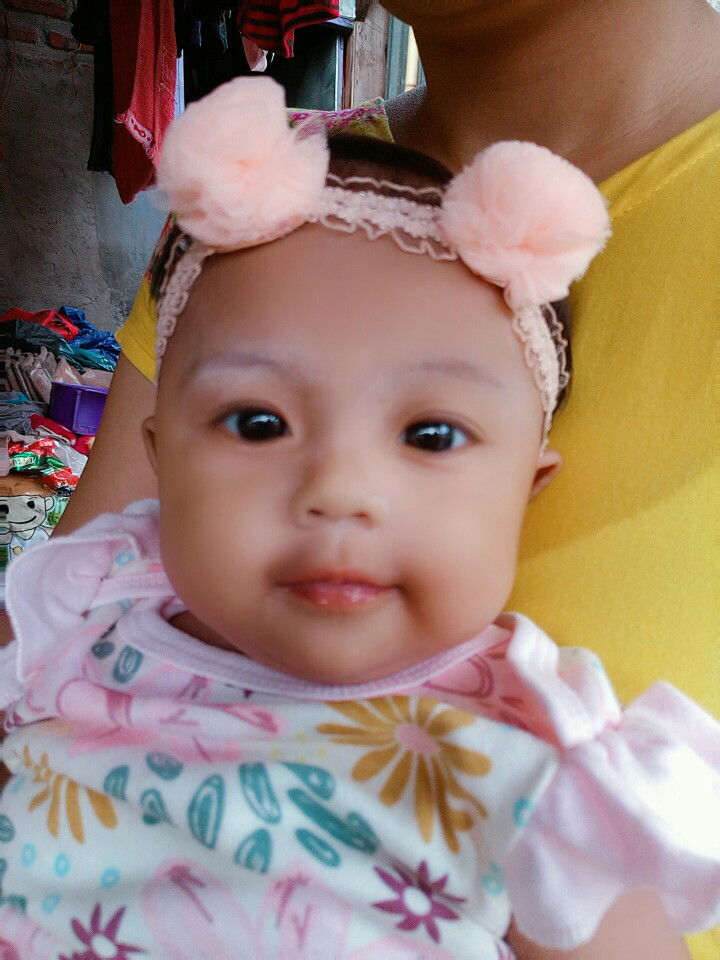 Masih 3bln baby Nafasya udah bisa Nyonggoh Gulu (bahasa jawanya)