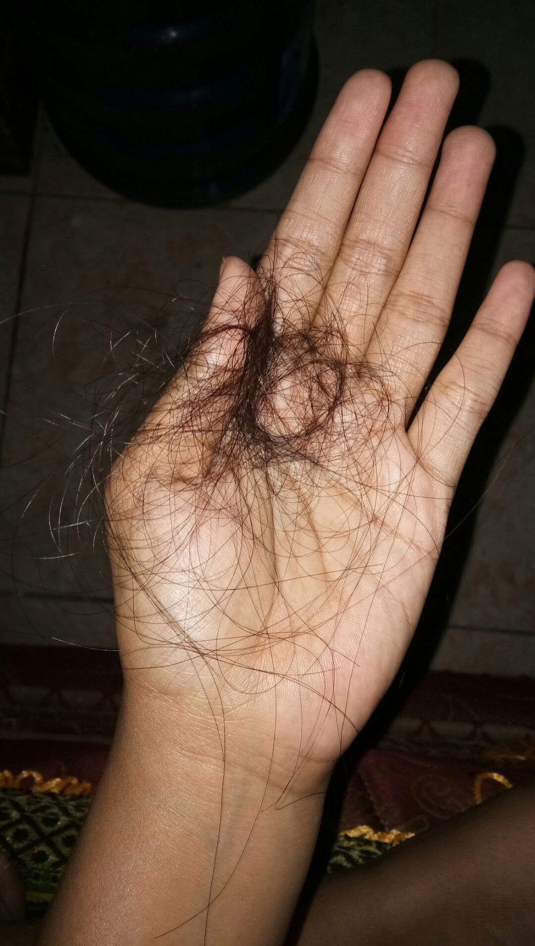 MITOS ATAU FAKTA baby suka maenan air liur bikin rambut Momy rontok