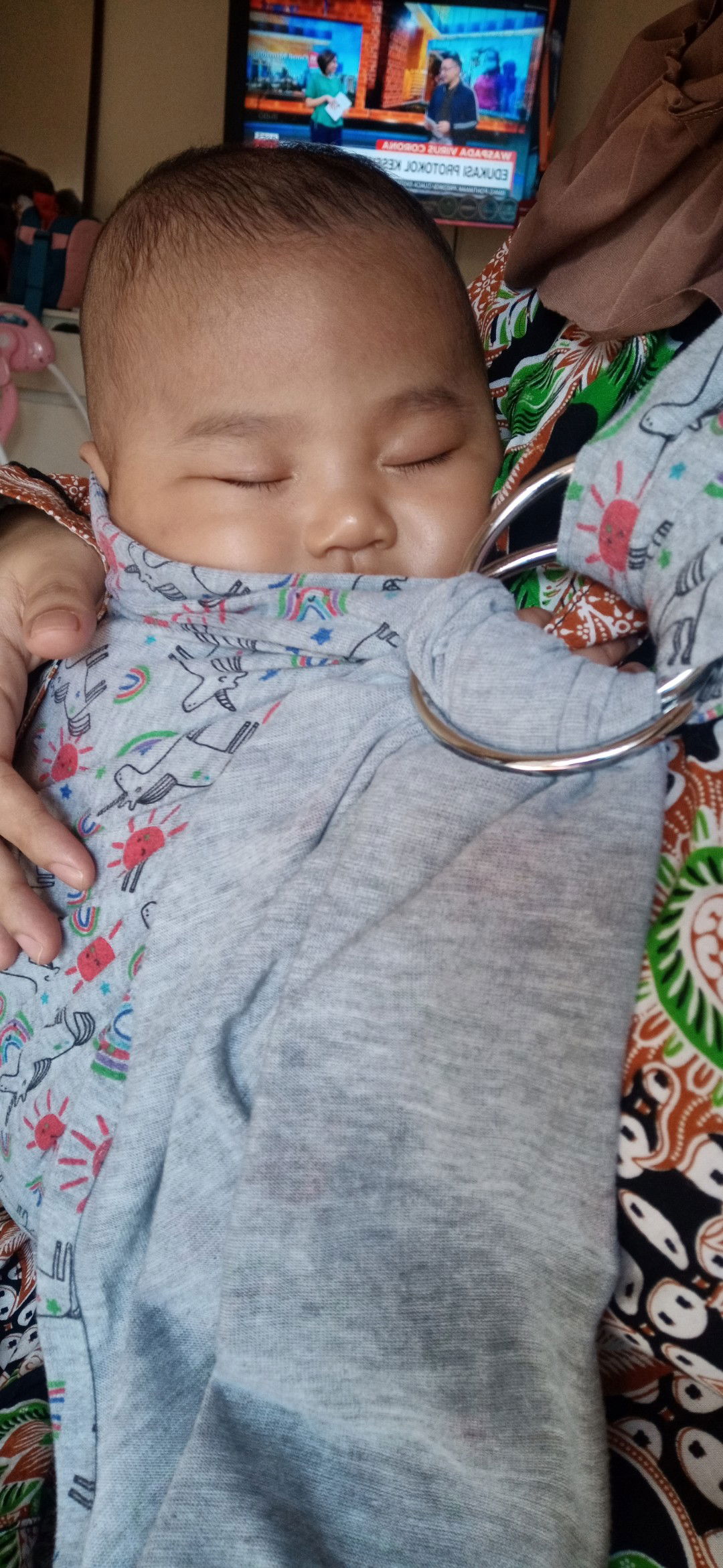 bayi selalu mau digendong.