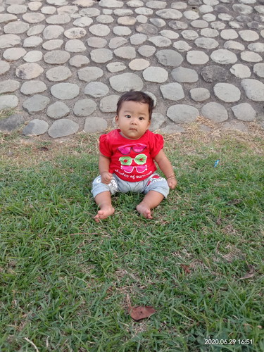 udh bisa duduk..