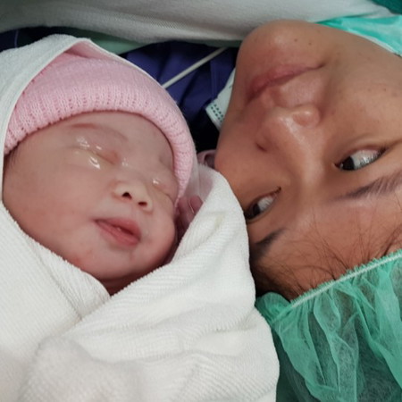 พาลูกสาวมาขอบคุณและอำลาแม่ๆ ในห้องนี้ค่ะ