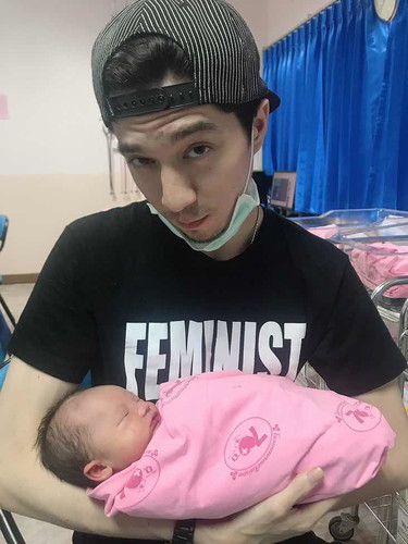 ท่าอุ้มลูกคุณพ่อดูเกร็งๆนะคะ