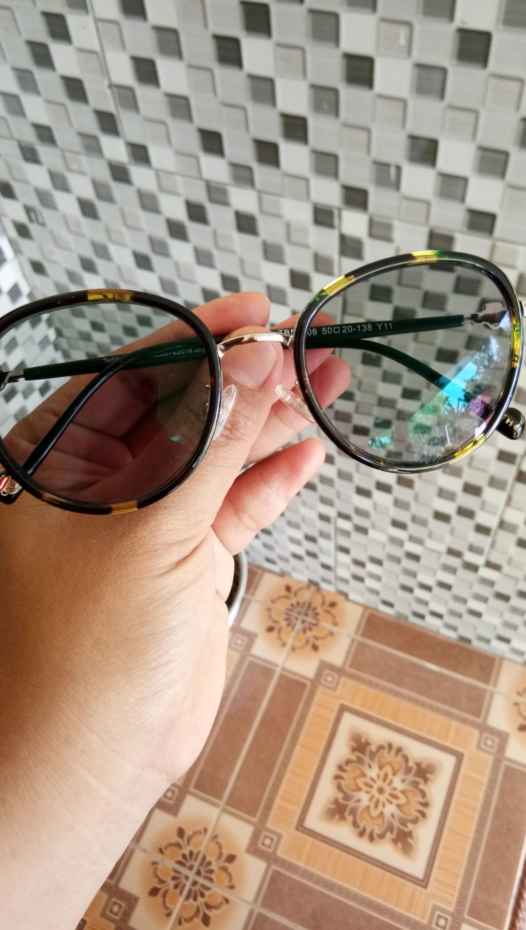 kacamata minus photokromik, bisa berubah warna saat panas