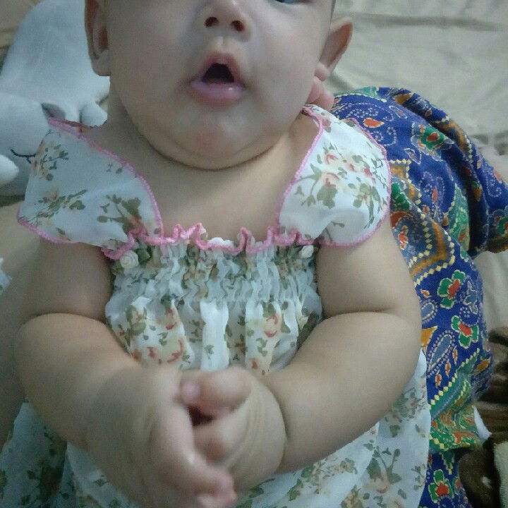 อิแม่มาอวดลูกสาวจ้า?? นางอายุได้3เดือน7วัน นางจำสวัสดีค้าได้แล้วค่ะ ? ที่แม่มั่นใจเพราะแม่ย้ำนางเกือบทั้งวัน555 แม่พูดถ้า10ครั้งนางจะทำ6-7ครั้ง แม่ลองเช็คมาสามสี่วันละคะ อิแม่เห่อหนักมากตอนนี้ เอวาสวัสดีค้าทั้งวัน ??อยากรู้ลูกๆบ้านไหนเริ่มทำได้ตอนอายุเท่า