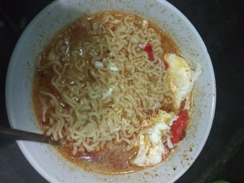 Makan Mie Instan