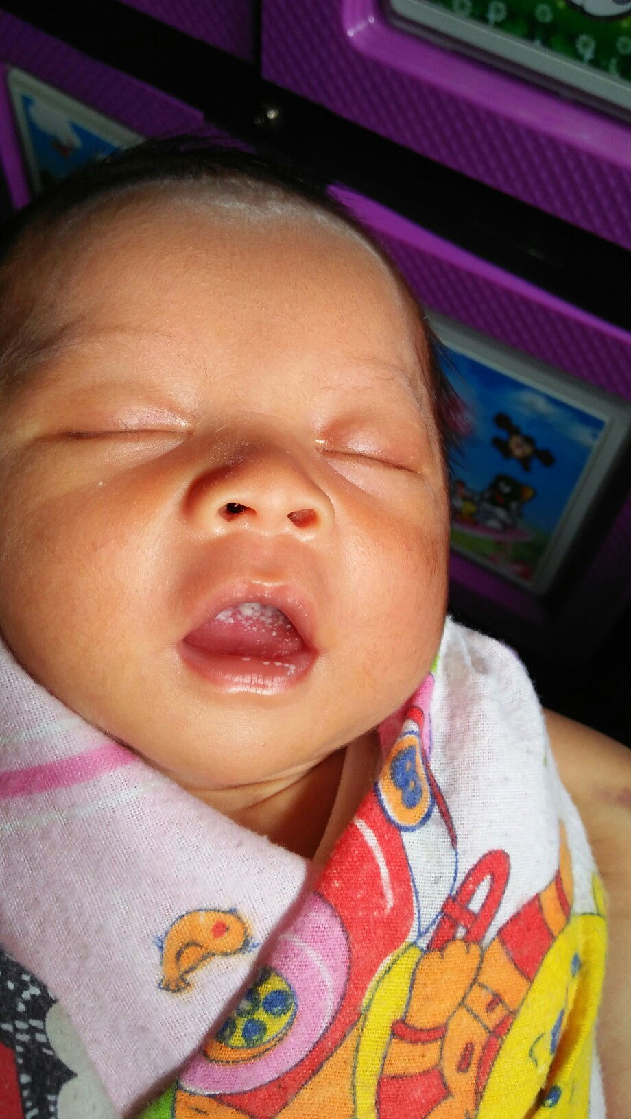 bun babyku kog mulut sma lidahnya pada putih gini knapa ya bun?