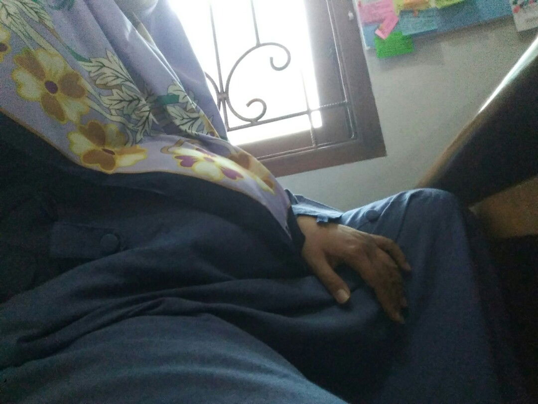 Sejak 2 minggu yang lalu udah pada di komen "turun", padahal emang model perutnya gitu