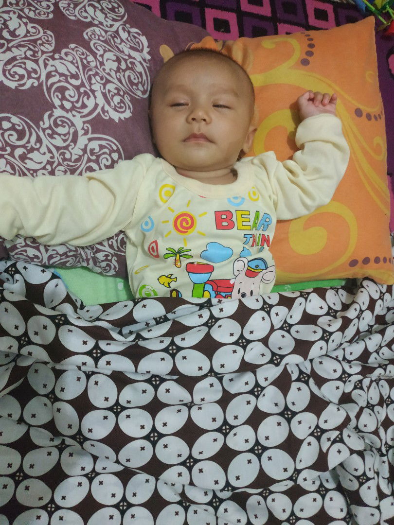 bayi pake bantal dewasa