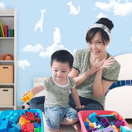 ajak anak batita untuk beresin mainan