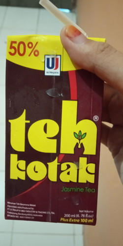 Minum teh kotak