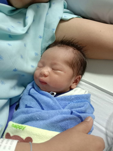 คลอดแล้วค่ะลูกชาย วันนี้ครบหนึ่งเดือนหน้าเปลี่ยนเลยอ่ะ