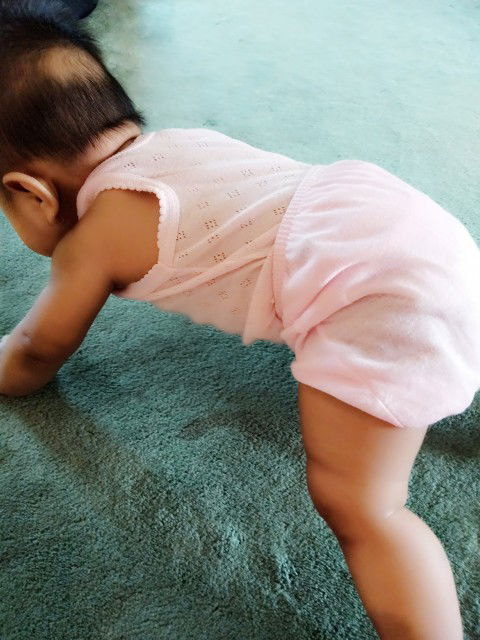 bayi 6bulan lebih blom bisa duduk dan merangkak